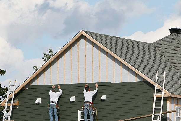 Professional Vinyl Siding technician working in Hagerstown, IN